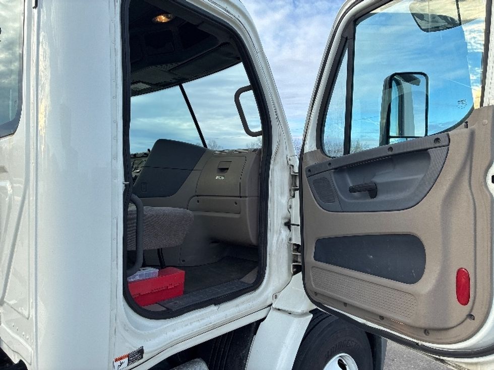 Day Cab Tractor-Heavy Duty Tractors-Freightliner-2018-Cascadia 11342ST-Parkersburg-WV-224,339\n\t\tmiles-$ 23,500 - Image 12