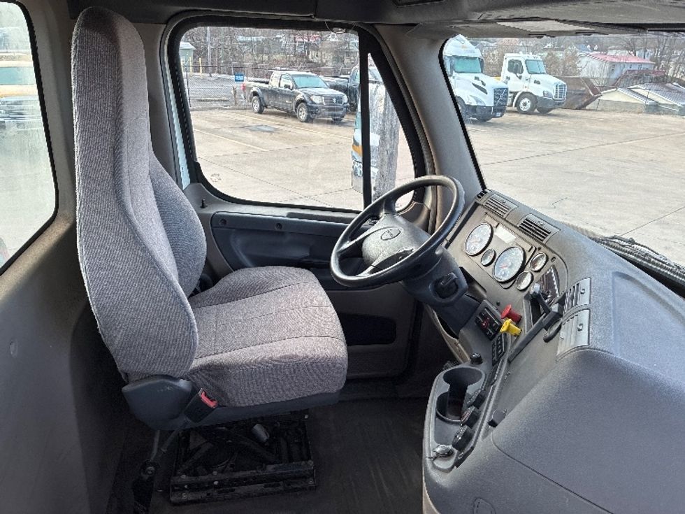 Day Cab Tractor-Heavy Duty Tractors-Freightliner-2018-Cascadia 11342ST-Parkersburg-WV-224,339\n\t\tmiles-$ 23,500 - Image 14