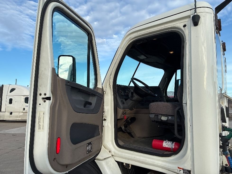 Day Cab Tractor-Heavy Duty Tractors-Freightliner-2018-Cascadia 11342ST-Parkersburg-WV-224,339\n\t\tmiles-$ 23,500 - Image 9