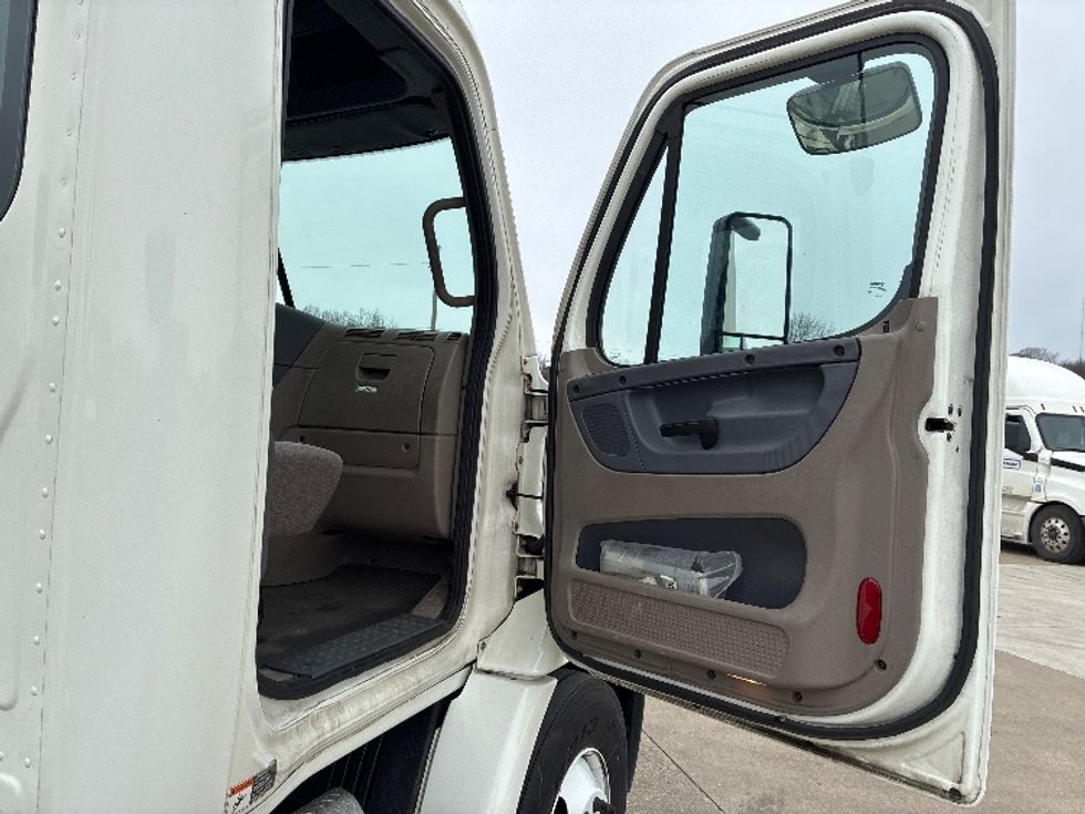 Day Cab Tractor-Heavy Duty Tractors-Freightliner-2018-Cascadia 11342ST-Parkersburg-WV-228,610\n\t\tmiles-$ 23,500 - Image 12