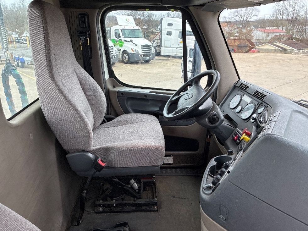 Day Cab Tractor-Heavy Duty Tractors-Freightliner-2018-Cascadia 11342ST-Parkersburg-WV-228,610\n\t\tmiles-$ 23,500 - Image 14