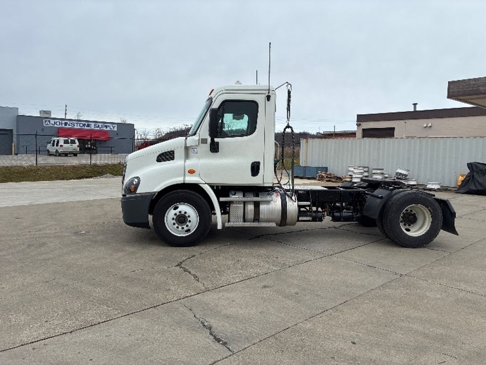 Day Cab Tractor-Heavy Duty Tractors-Freightliner-2018-Cascadia 11342ST-Parkersburg-WV-228,610\n\t\tmiles-$ 23,500 - Image 4