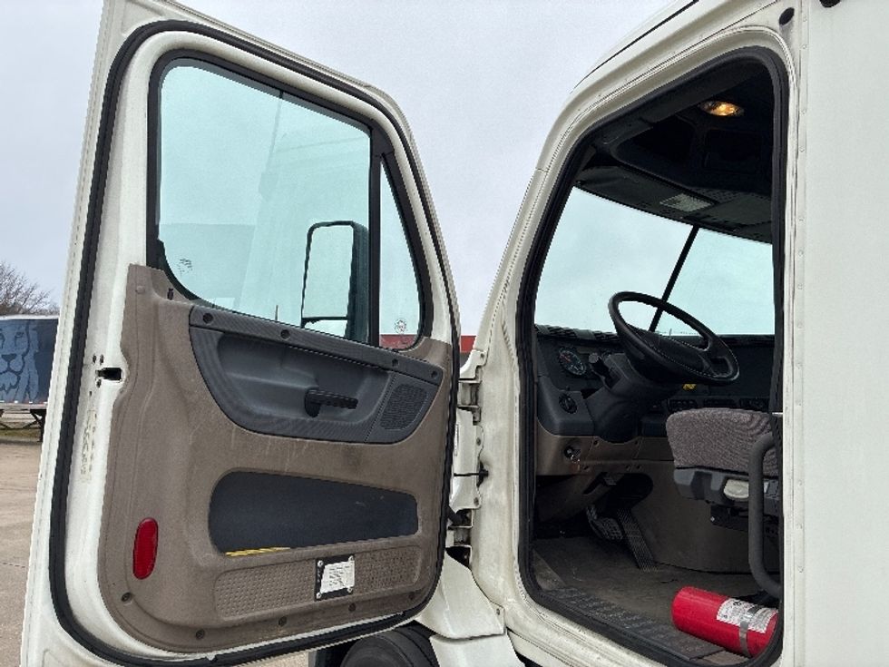 Day Cab Tractor-Heavy Duty Tractors-Freightliner-2018-Cascadia 11342ST-Parkersburg-WV-228,610\n\t\tmiles-$ 23,500 - Image 9