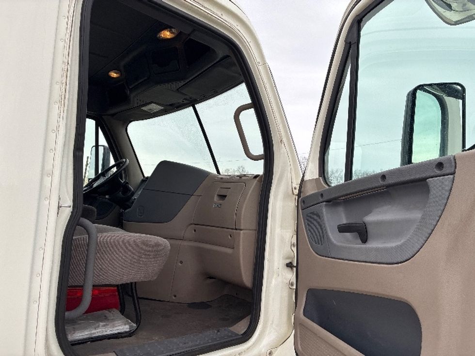 Day Cab Tractor-Heavy Duty Tractors-Freightliner-2018-Cascadia 11342ST-Parkersburg-WV-229,750\n\t\tmiles-$ 23,500 - Image 12