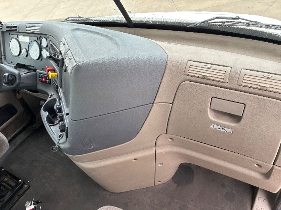 Day Cab Tractor-Heavy Duty Tractors-Freightliner-2018-Cascadia 11342ST-Parkersburg-WV-229,750\n\t\tmiles-$ 23,500 - Image 13