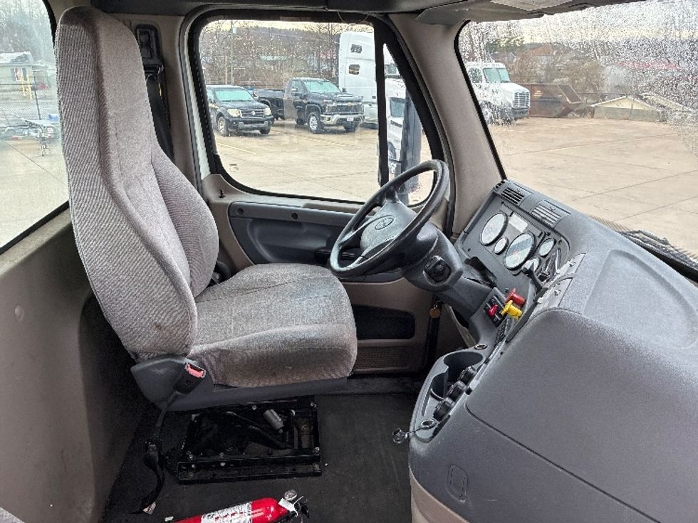 Day Cab Tractor-Heavy Duty Tractors-Freightliner-2018-Cascadia 11342ST-Parkersburg-WV-229,750\n\t\tmiles-$ 23,500 - Image 14