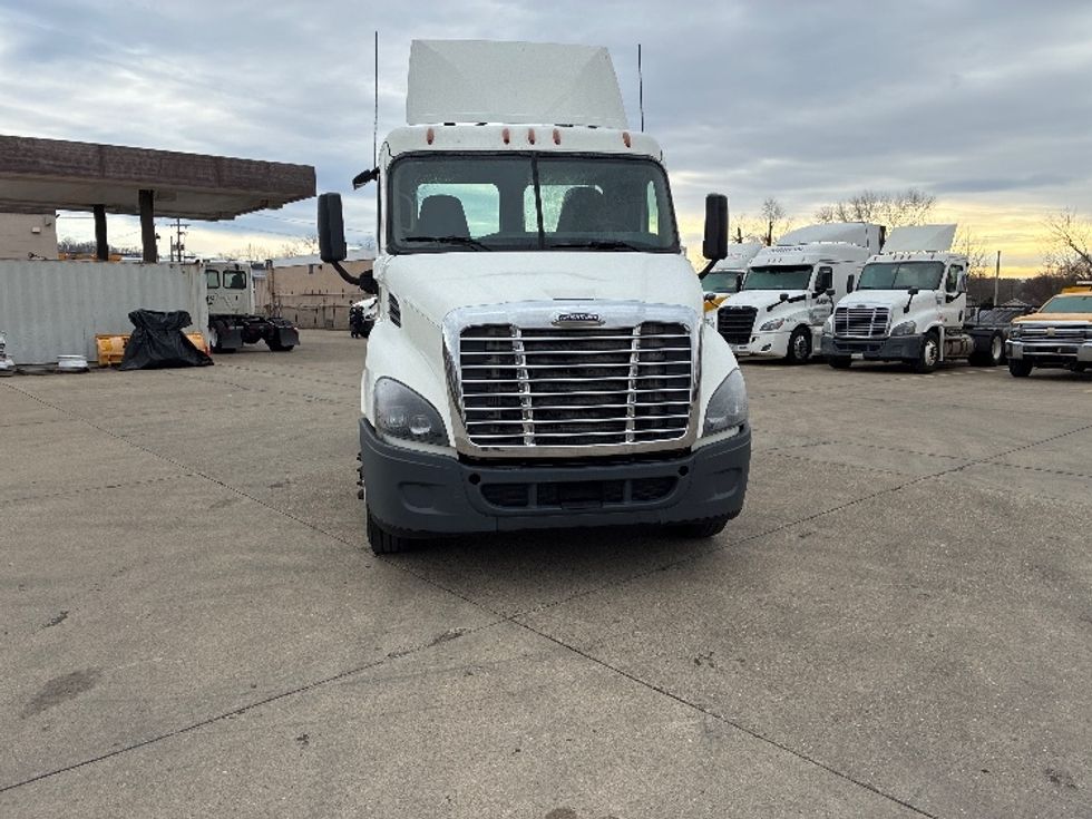 Day Cab Tractor-Heavy Duty Tractors-Freightliner-2018-Cascadia 11342ST-Parkersburg-WV-229,750\n\t\tmiles-$ 23,500 - Image 2