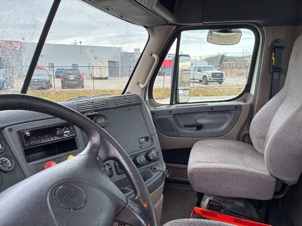 Day Cab Tractor-Heavy Duty Tractors-Freightliner-2018-Cascadia 11342ST-Parkersburg-WV-229,750\n\t\tmiles-$ 23,500 - Image 9