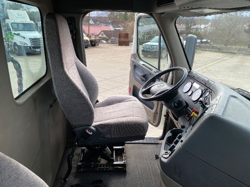 Day Cab Tractor-Heavy Duty Tractors-Freightliner-2018-Cascadia 11342ST-Parkersburg-WV-262,025\n\t\tmiles-$ 34,000 - Image 14
