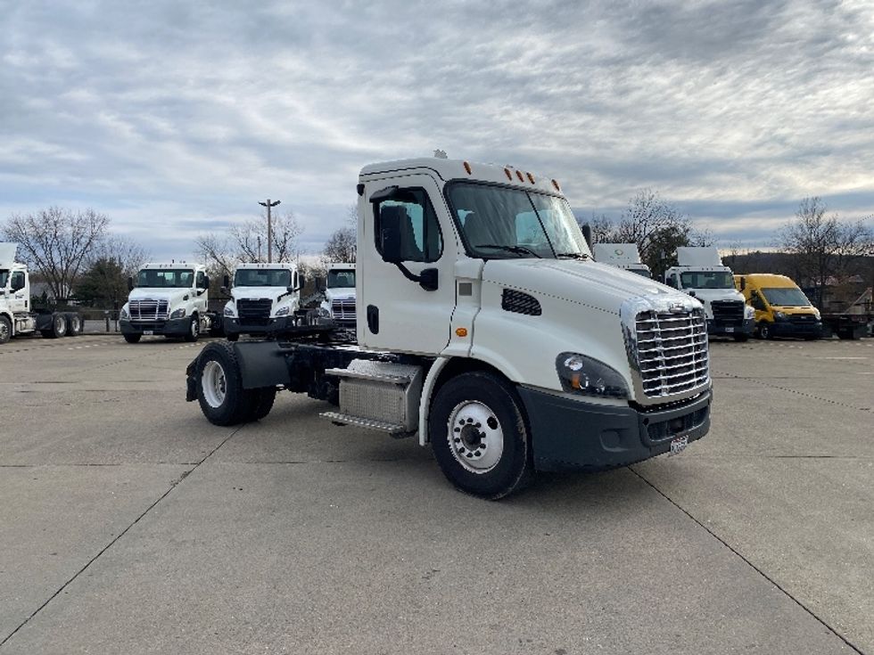 Day Cab Tractor-Heavy Duty Tractors-Freightliner-2018-Cascadia 11342ST-Parkersburg-WV-262,025\n\t\tmiles-$ 34,000 - Image 3