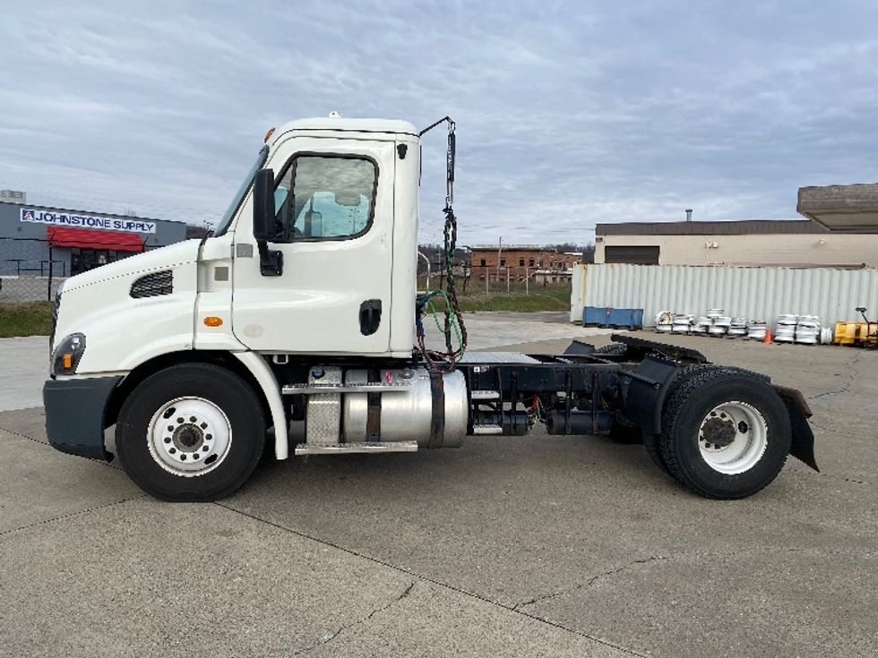 Day Cab Tractor-Heavy Duty Tractors-Freightliner-2018-Cascadia 11342ST-Parkersburg-WV-262,025\n\t\tmiles-$ 34,000 - Image 4
