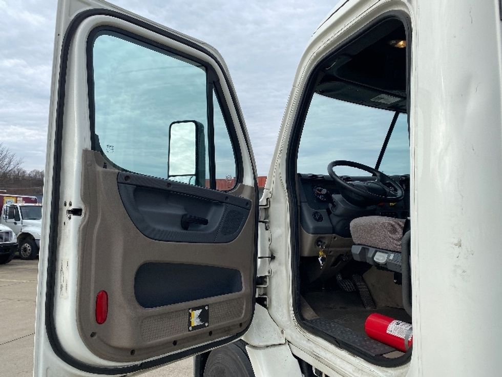 Day Cab Tractor-Heavy Duty Tractors-Freightliner-2018-Cascadia 11342ST-Parkersburg-WV-262,025\n\t\tmiles-$ 34,000 - Image 9