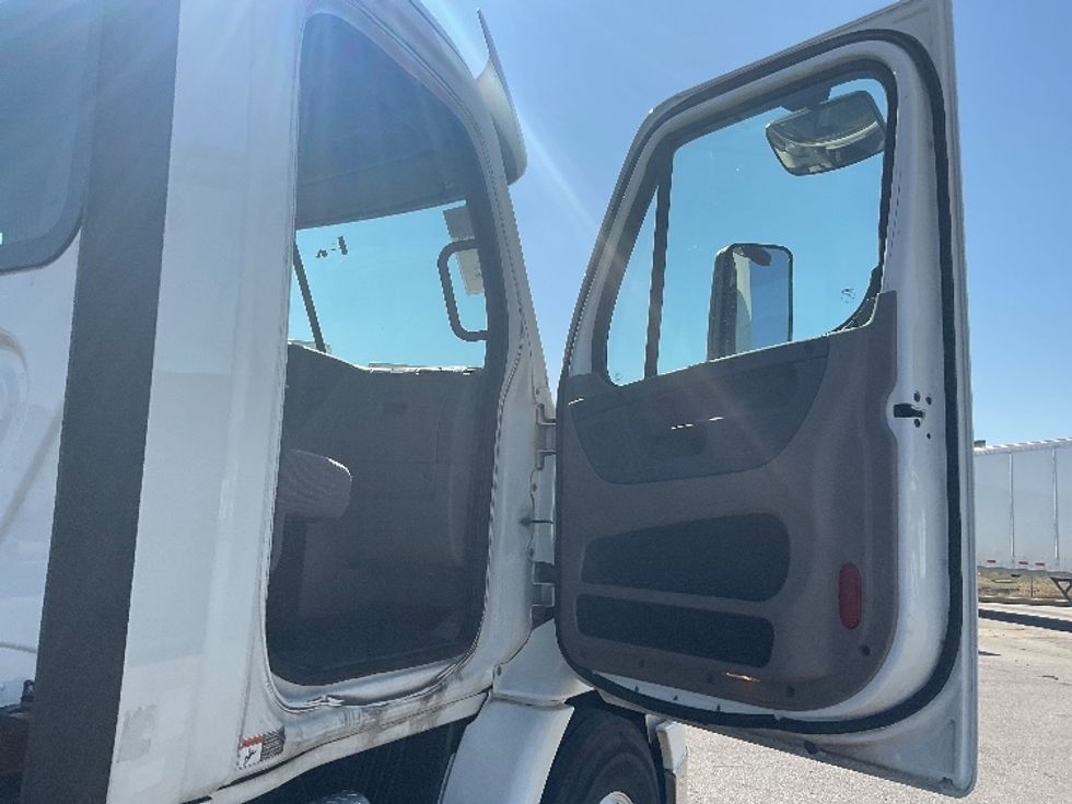 Day Cab Tractor-Heavy Duty Tractors-Freightliner-2018-Cascadia 11342ST-Poplar Bluff-MO-410,304\n\t\tmiles-$ 27,250 - Image 12