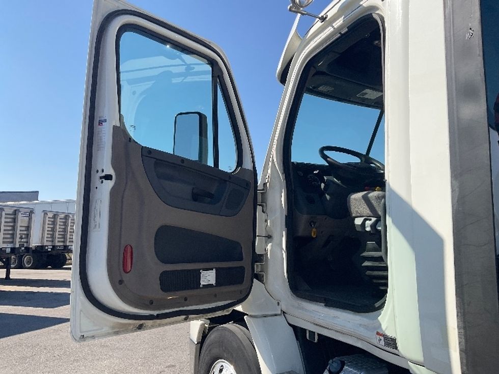 Day Cab Tractor-Heavy Duty Tractors-Freightliner-2018-Cascadia 11342ST-Poplar Bluff-MO-410,304\n\t\tmiles-$ 27,250 - Image 9