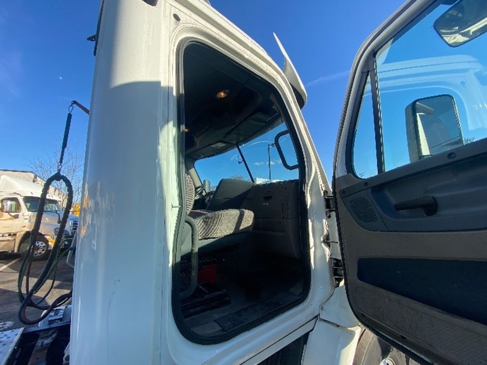 Day Cab Tractor-Heavy Duty Tractors-Freightliner-2018-Cascadia 11342ST-South Plainfield-NJ-363,008\n\t\tmiles-$ 30,500 - Image 12