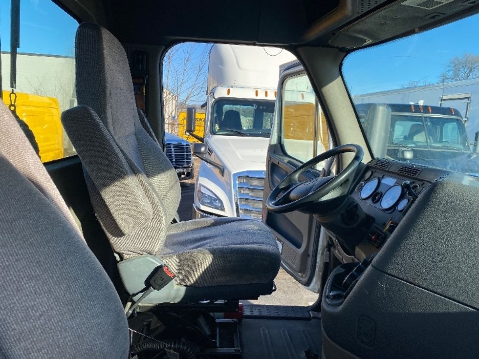 Day Cab Tractor-Heavy Duty Tractors-Freightliner-2018-Cascadia 11342ST-South Plainfield-NJ-363,008\n\t\tmiles-$ 30,500 - Image 14