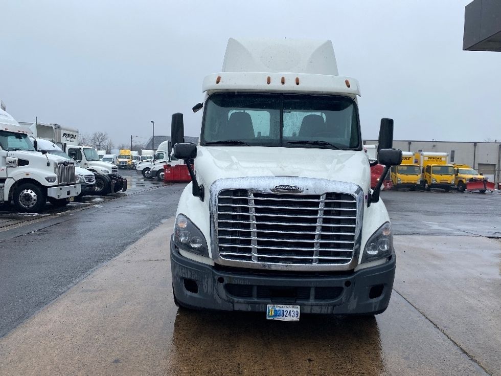 Day Cab Tractor-Heavy Duty Tractors-Freightliner-2018-Cascadia 11342ST-South Plainfield-NJ-363,008\n\t\tmiles-$ 30,500 - Image 2