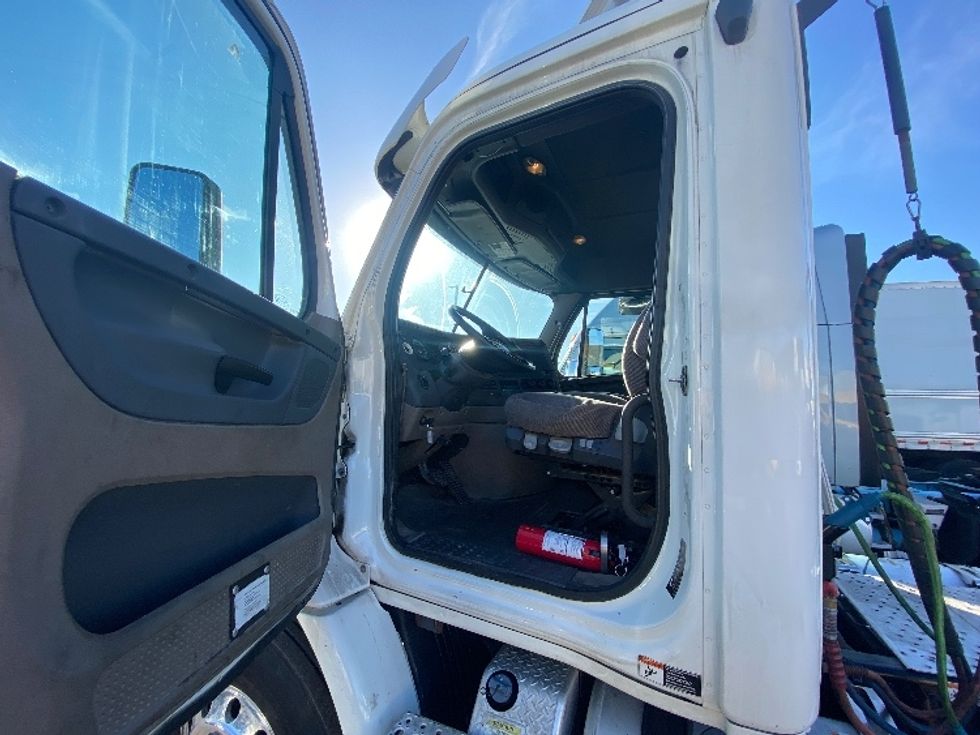Day Cab Tractor-Heavy Duty Tractors-Freightliner-2018-Cascadia 11342ST-South Plainfield-NJ-363,008\n\t\tmiles-$ 30,500 - Image 9