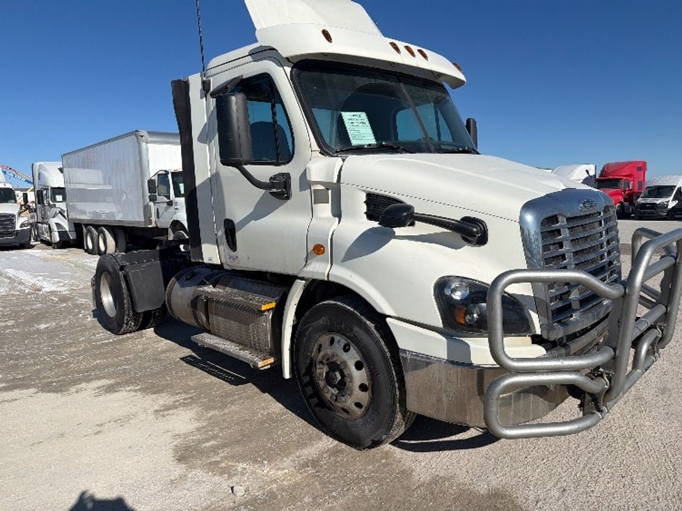 Day Cab Tractor-Heavy Duty Tractors-Freightliner-2018-Cascadia 11342ST-Sturtevant-WI-592,885\n\t\tmiles-$ 17,250 - Image 1