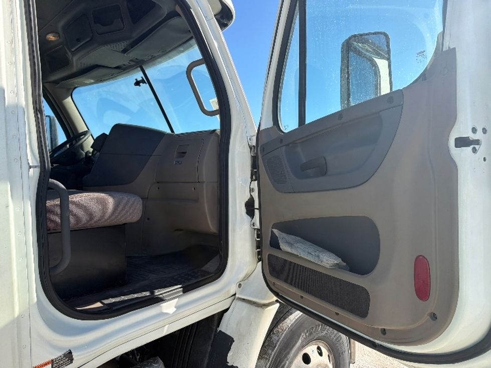 Day Cab Tractor-Heavy Duty Tractors-Freightliner-2018-Cascadia 11342ST-Sturtevant-WI-592,885\n\t\tmiles-$ 17,250 - Image 12