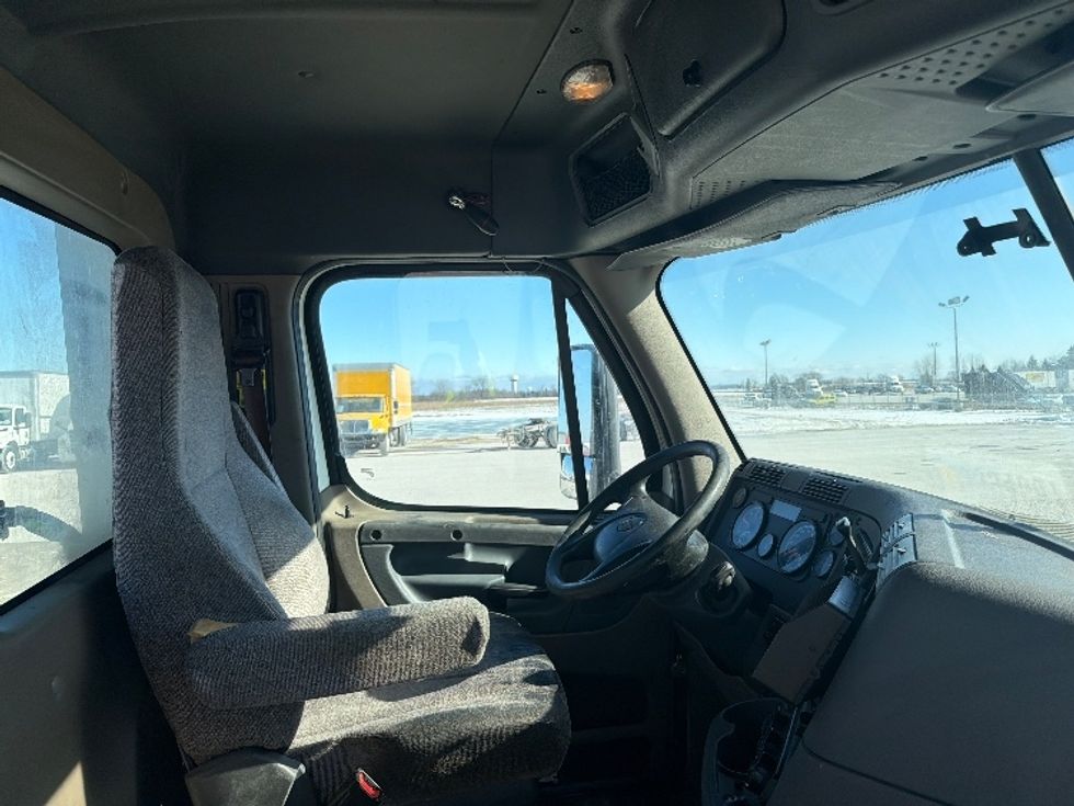 Day Cab Tractor-Heavy Duty Tractors-Freightliner-2018-Cascadia 11342ST-Sturtevant-WI-592,885\n\t\tmiles-$ 17,250 - Image 14