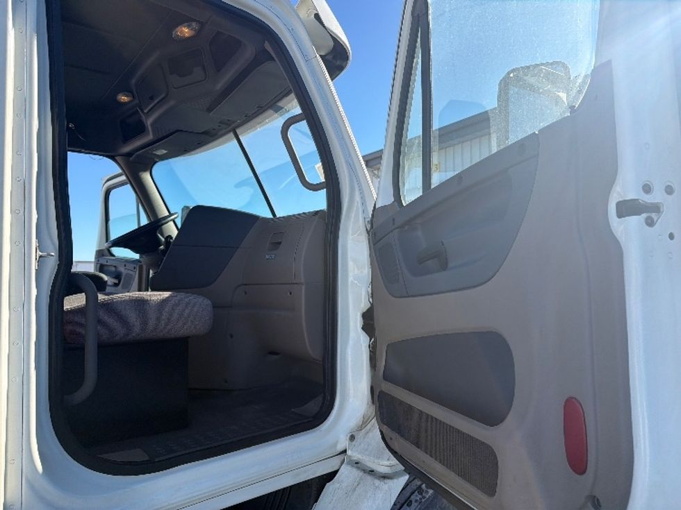 Day Cab Tractor-Heavy Duty Tractors-Freightliner-2018-Cascadia 11342ST-Sturtevant-WI-621,737\n\t\tmiles-$ 16,250 - Image 12