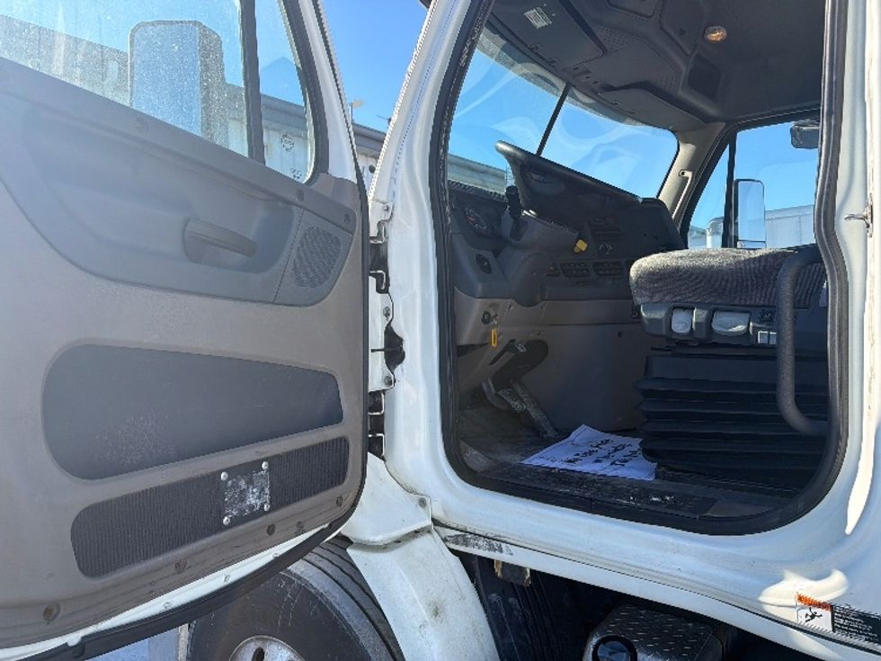 Day Cab Tractor-Heavy Duty Tractors-Freightliner-2018-Cascadia 11342ST-Sturtevant-WI-621,737\n\t\tmiles-$ 16,250 - Image 9