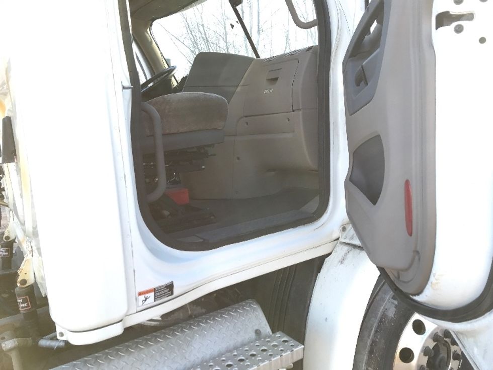 Day Cab Tractor-Heavy Duty Tractors-Freightliner-2018-Cascadia 11342ST-Whitesboro-NY-269,772\n\t\tmiles-$ 27,750 - Image 12