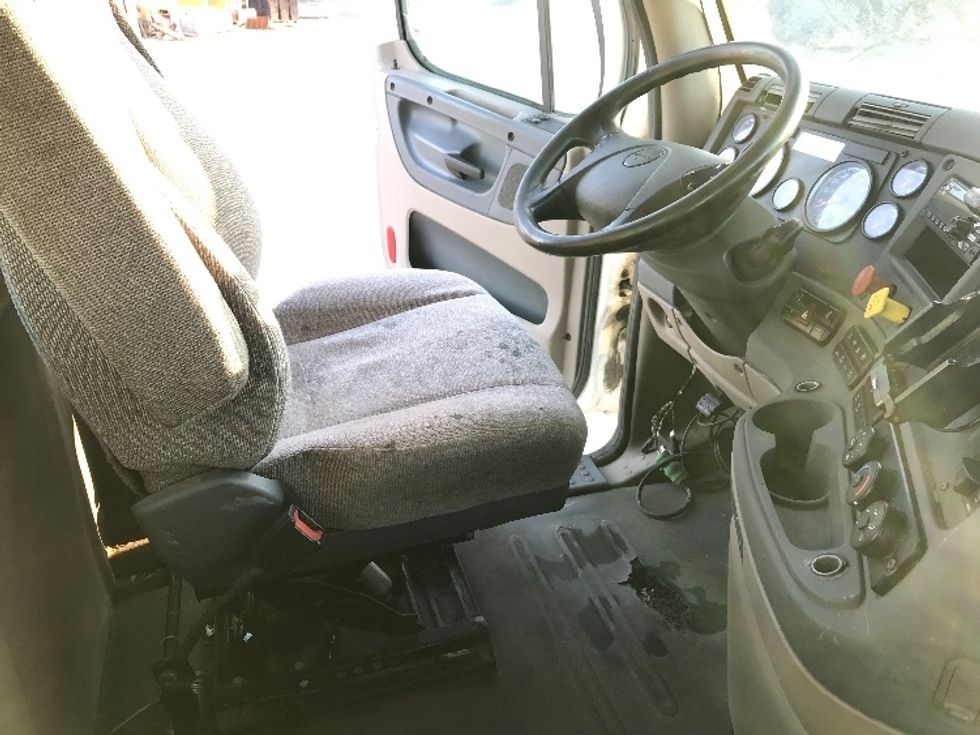 Day Cab Tractor-Heavy Duty Tractors-Freightliner-2018-Cascadia 11342ST-Whitesboro-NY-269,772\n\t\tmiles-$ 27,750 - Image 14