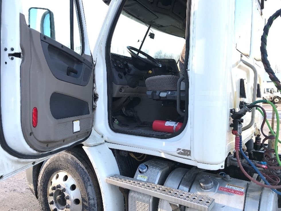 Day Cab Tractor-Heavy Duty Tractors-Freightliner-2018-Cascadia 11342ST-Whitesboro-NY-269,772\n\t\tmiles-$ 27,750 - Image 9