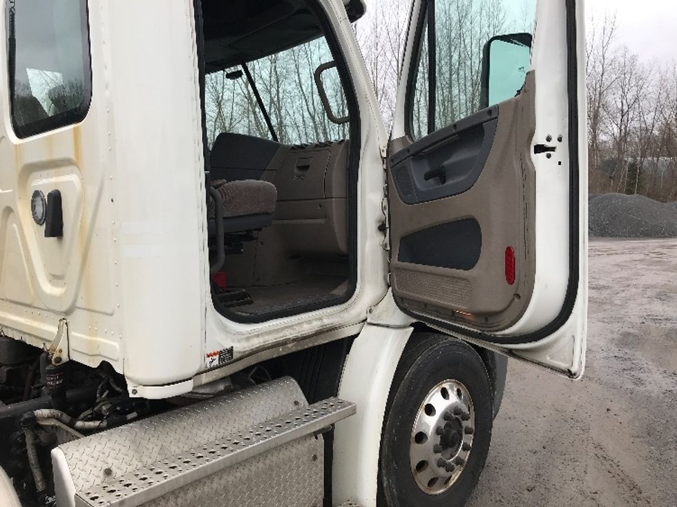 Day Cab Tractor-Heavy Duty Tractors-Freightliner-2018-Cascadia 11342ST-Whitesboro-NY-290,353\n\t\tmiles-$ 27,750 - Image 12