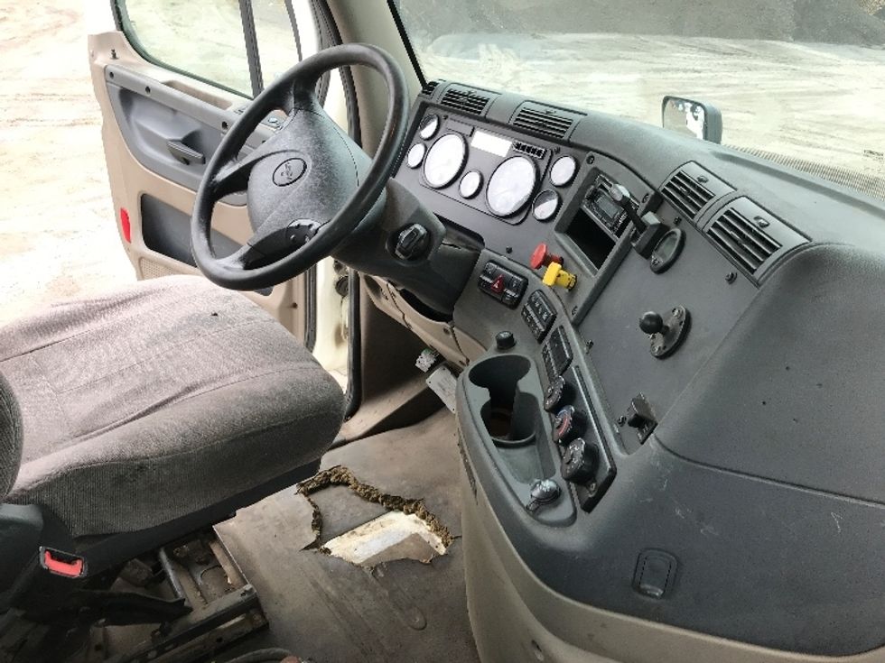 Day Cab Tractor-Heavy Duty Tractors-Freightliner-2018-Cascadia 11342ST-Whitesboro-NY-290,353\n\t\tmiles-$ 27,750 - Image 14