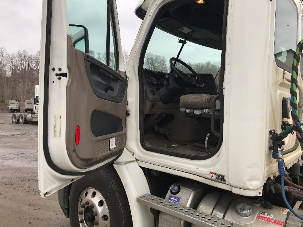 Day Cab Tractor-Heavy Duty Tractors-Freightliner-2018-Cascadia 11342ST-Whitesboro-NY-290,353\n\t\tmiles-$ 27,750 - Image 9