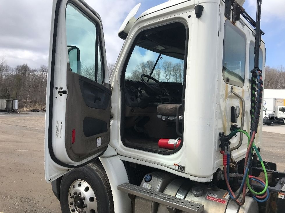 Day Cab Tractor-Heavy Duty Tractors-Freightliner-2018-Cascadia 11342ST-Whitesboro-NY-308,406\n\t\tmiles-$ 27,750 - Image 9