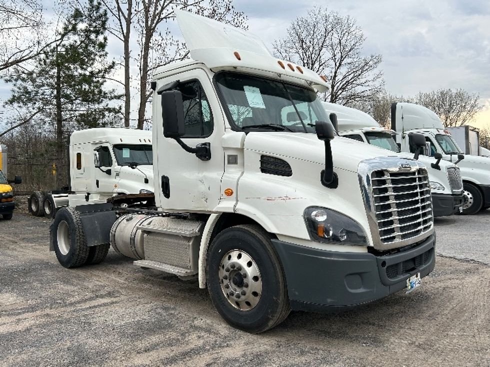 Day Cab Tractor-Heavy Duty Tractors-Freightliner-2018-Cascadia 11342ST-Whitesboro-NY-313,374\n\t\tmiles-$ 27,750 - Image 1