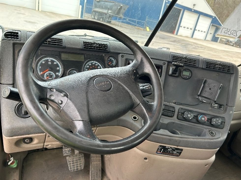 Day Cab Tractor-Heavy Duty Tractors-Freightliner-2018-Cascadia 11342ST-Whitesboro-NY-313,374\n\t\tmiles-$ 27,750 - Image 11