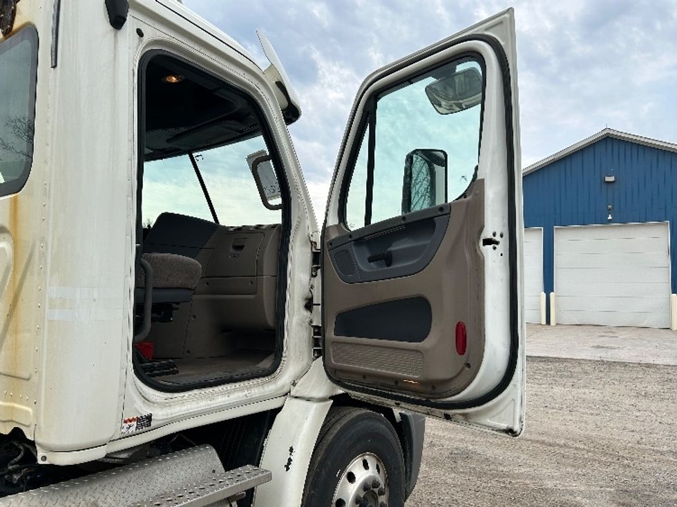 Day Cab Tractor-Heavy Duty Tractors-Freightliner-2018-Cascadia 11342ST-Whitesboro-NY-313,374\n\t\tmiles-$ 27,750 - Image 12