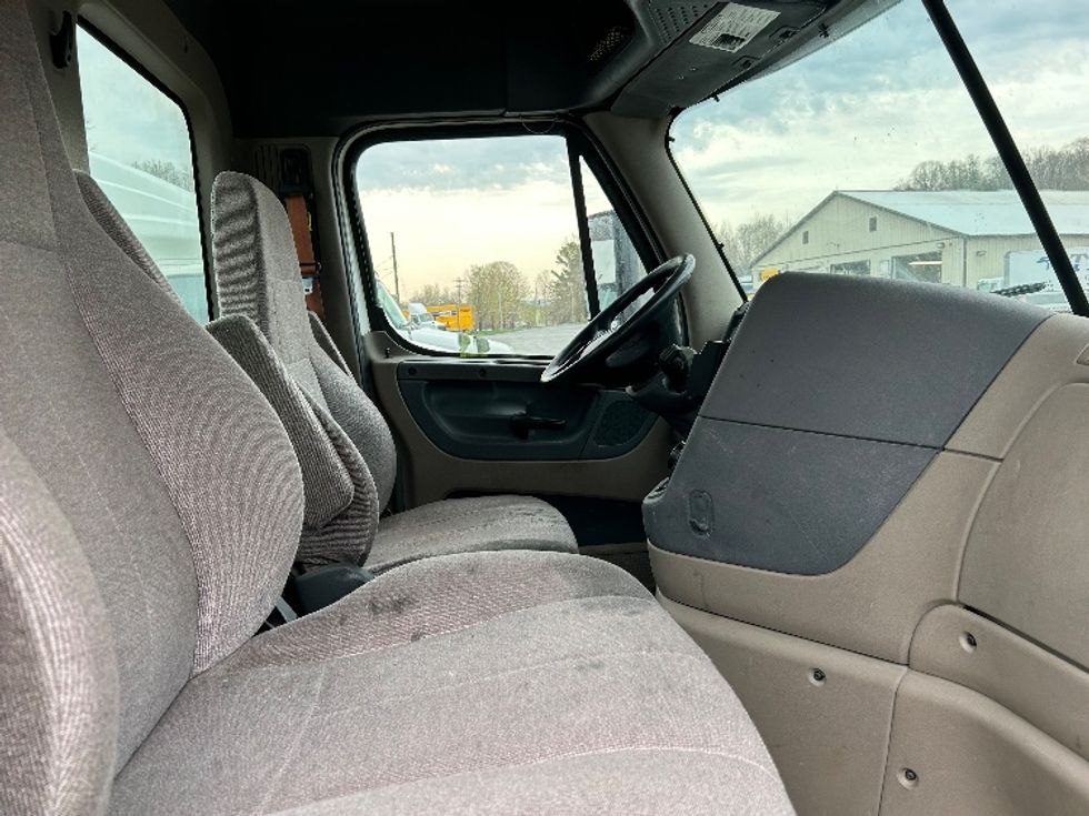 Day Cab Tractor-Heavy Duty Tractors-Freightliner-2018-Cascadia 11342ST-Whitesboro-NY-313,374\n\t\tmiles-$ 27,750 - Image 14