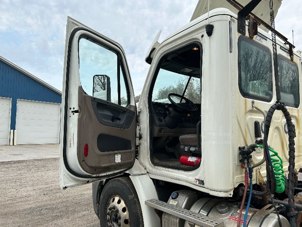 Day Cab Tractor-Heavy Duty Tractors-Freightliner-2018-Cascadia 11342ST-Whitesboro-NY-313,374\n\t\tmiles-$ 27,750 - Image 9