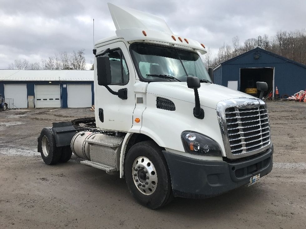 Day Cab Tractor-Heavy Duty Tractors-Freightliner-2018-Cascadia 11342ST-Whitesboro-NY-315,031\n\t\tmiles-$ 27,750 - Image 1