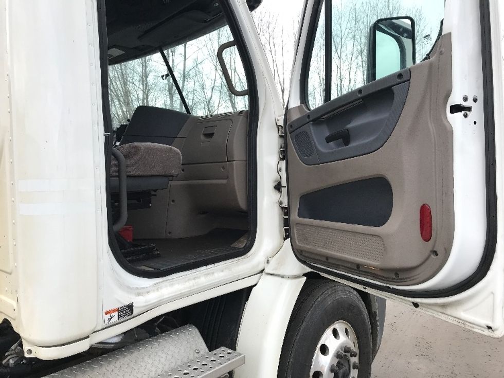 Day Cab Tractor-Heavy Duty Tractors-Freightliner-2018-Cascadia 11342ST-Whitesboro-NY-315,031\n\t\tmiles-$ 27,750 - Image 12