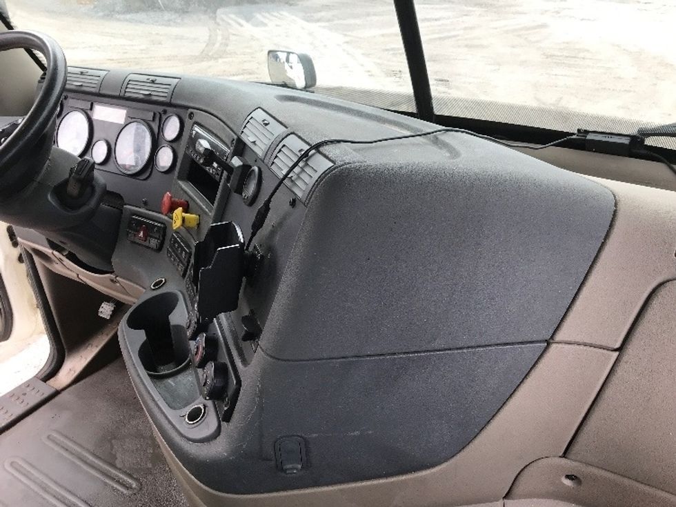 Day Cab Tractor-Heavy Duty Tractors-Freightliner-2018-Cascadia 11342ST-Whitesboro-NY-315,031\n\t\tmiles-$ 27,750 - Image 13