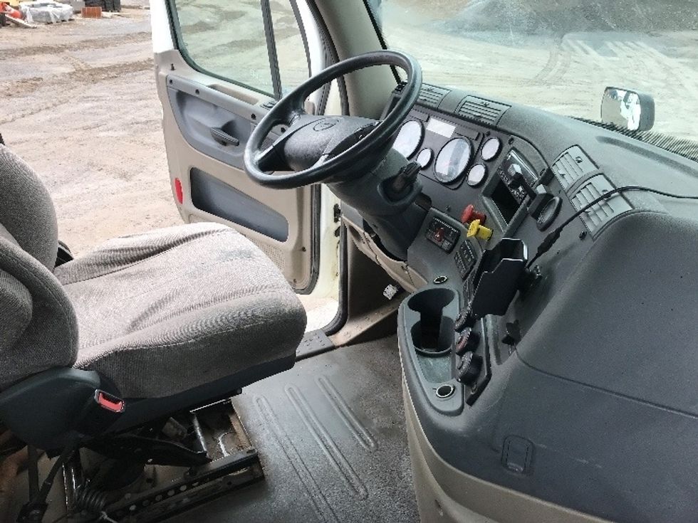 Day Cab Tractor-Heavy Duty Tractors-Freightliner-2018-Cascadia 11342ST-Whitesboro-NY-315,031\n\t\tmiles-$ 27,750 - Image 14