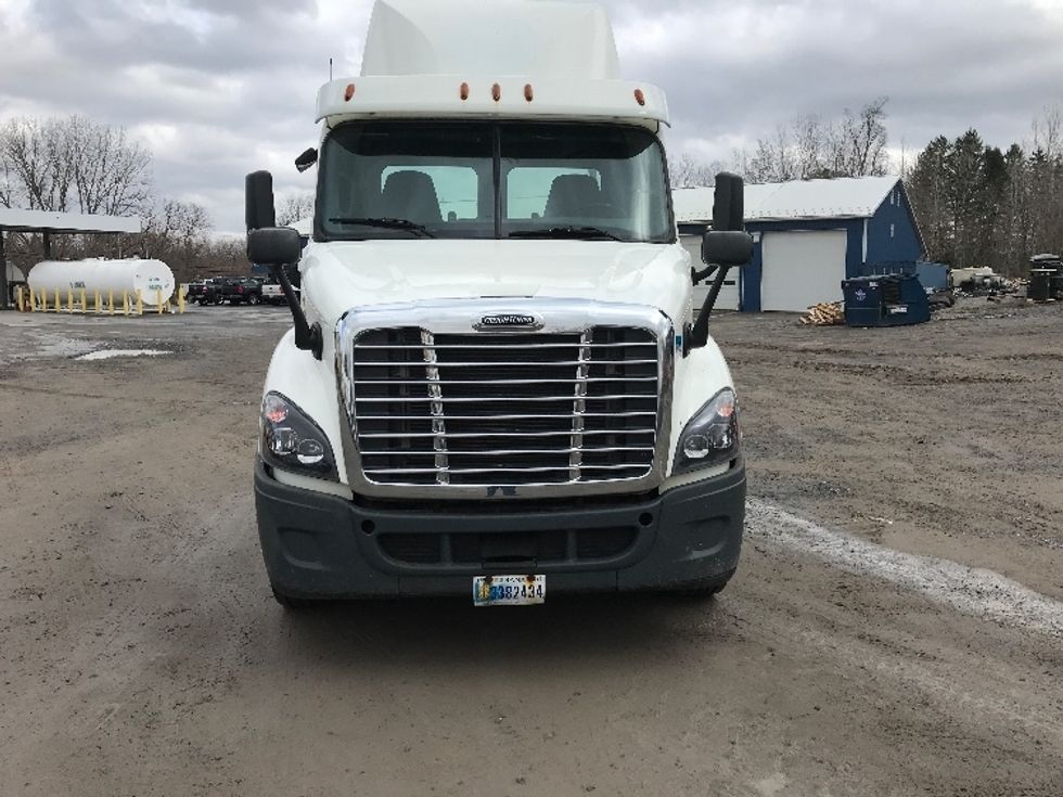 Day Cab Tractor-Heavy Duty Tractors-Freightliner-2018-Cascadia 11342ST-Whitesboro-NY-315,031\n\t\tmiles-$ 27,750 - Image 2