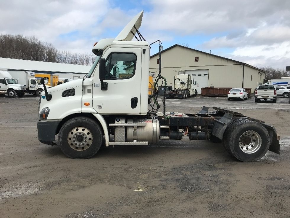 Day Cab Tractor-Heavy Duty Tractors-Freightliner-2018-Cascadia 11342ST-Whitesboro-NY-315,031\n\t\tmiles-$ 27,750 - Image 4