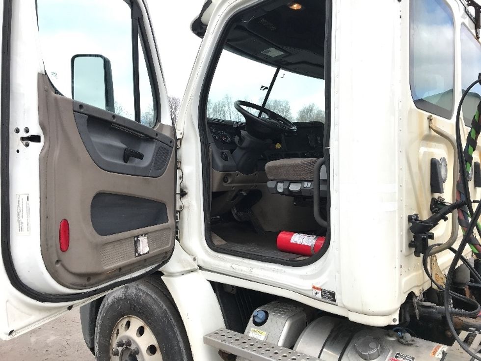 Day Cab Tractor-Heavy Duty Tractors-Freightliner-2018-Cascadia 11342ST-Whitesboro-NY-315,031\n\t\tmiles-$ 27,750 - Image 9