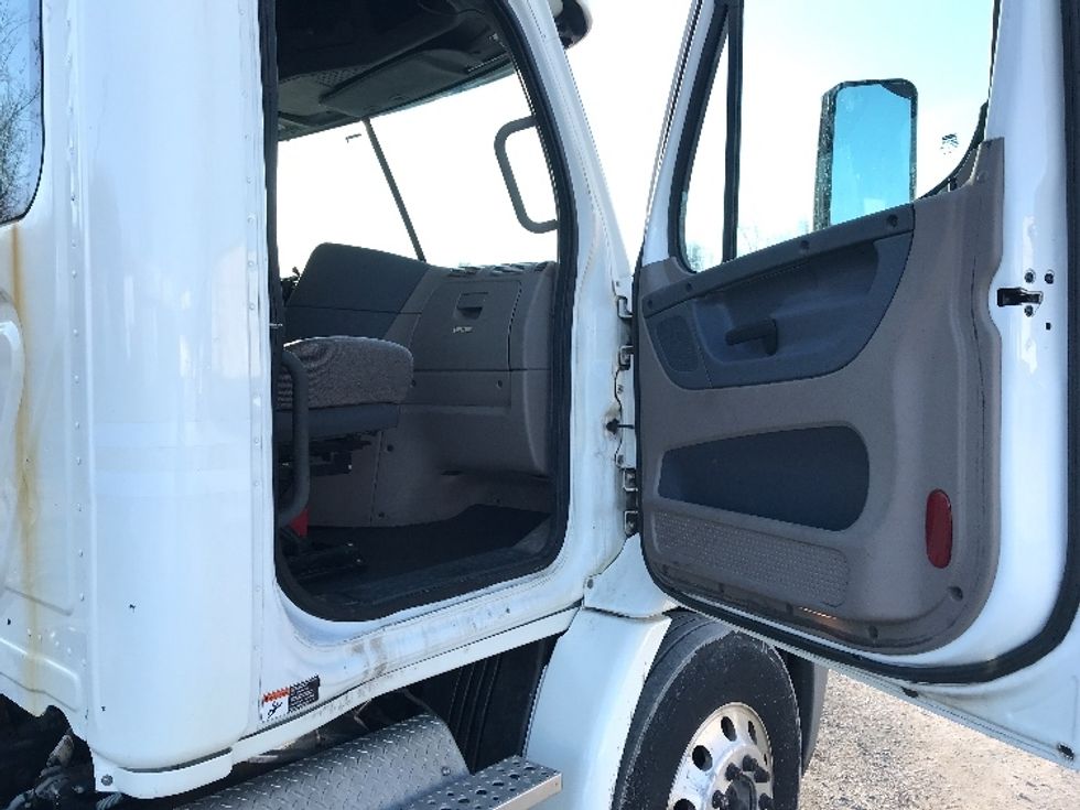 Day Cab Tractor-Heavy Duty Tractors-Freightliner-2018-Cascadia 11342ST-Whitesboro-NY-319,721\n\t\tmiles-$ 27,750 - Image 12