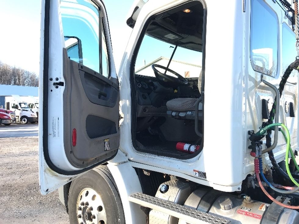 Day Cab Tractor-Heavy Duty Tractors-Freightliner-2018-Cascadia 11342ST-Whitesboro-NY-319,721\n\t\tmiles-$ 27,750 - Image 9