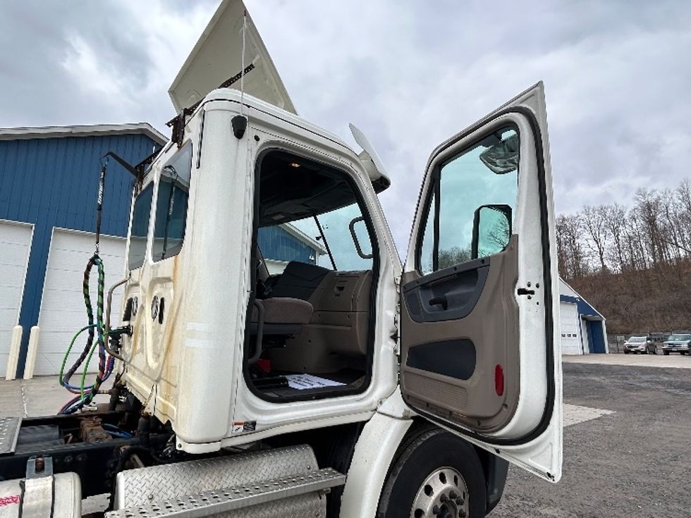 Day Cab Tractor-Heavy Duty Tractors-Freightliner-2018-Cascadia 11342ST-Whitesboro-NY-340,460\n\t\tmiles-$ 27,750 - Image 12