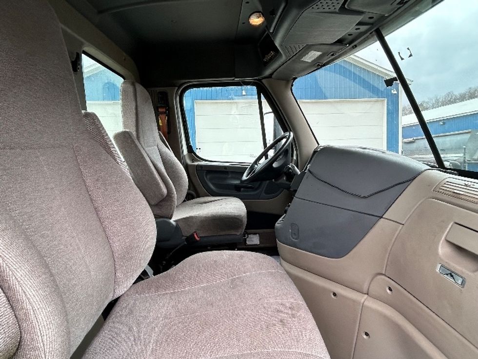 Day Cab Tractor-Heavy Duty Tractors-Freightliner-2018-Cascadia 11342ST-Whitesboro-NY-340,460\n\t\tmiles-$ 27,750 - Image 14